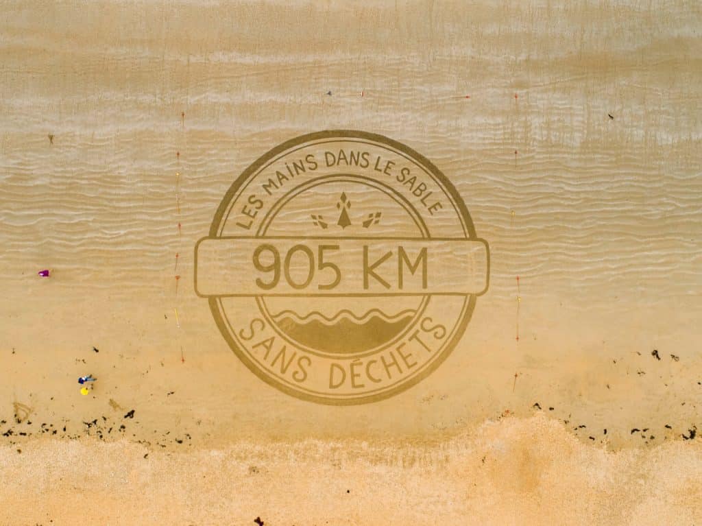 les mains dans le sable