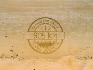 les mains dans le sable