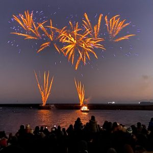 Le Père Noël marin à accosté à Lomener dans un magnifique feu d'artifice.