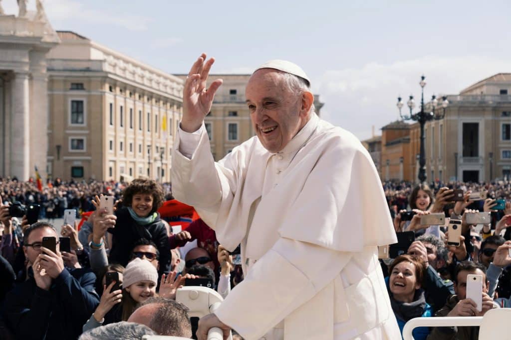 Décès du Pape François : l’Église catholique entre en deuil et en transition