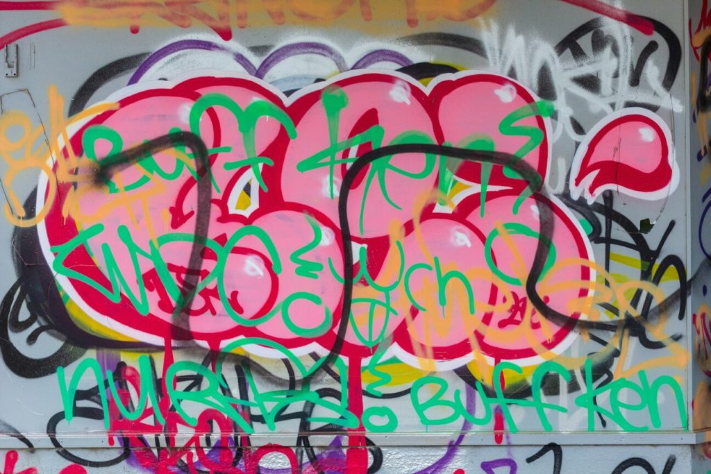 Tags à Lorient sur un bâtiment de l'administration pénitentiaire