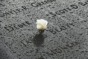 Une cinquantaine de personnes se sont rassemblées à Lorient pour rendre hommage à la surveillante poignardée à Nogent.