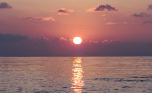 Un soleil rouge sur la Bretagne : la fumée des feux canadiens traverse l’Atlantique