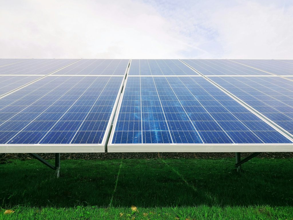 Lorient : une première en Bretagne avec l’ombrière solaire du port de pêche