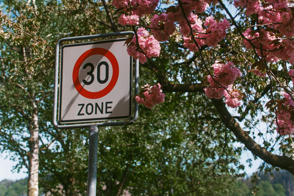 À partir de septembre 2025, Lanester limite la vitesse à 30 km/h pour plus de sécurité, d'écologie et de cohésion sociale.