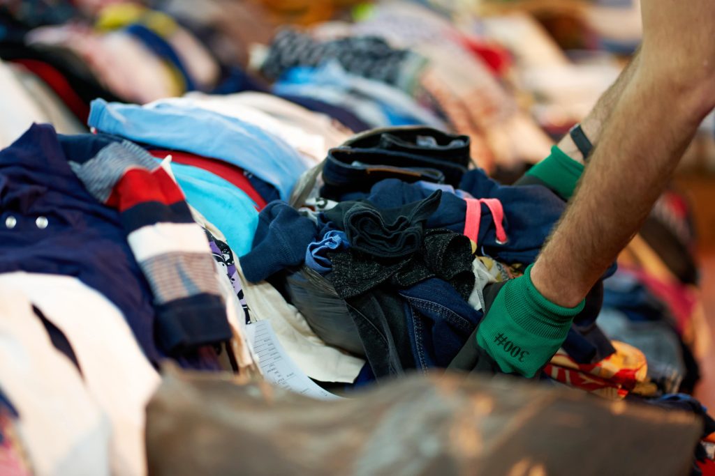 Bretagne : plus aucune collecte de vêtements cet été, les conteneurs vont déborder