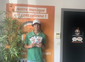 Ici en photo le fils de Catherine Foll, qui a remporté un guide Petit Futé 2025 édition Morbihan en jouant sur notre site internet.