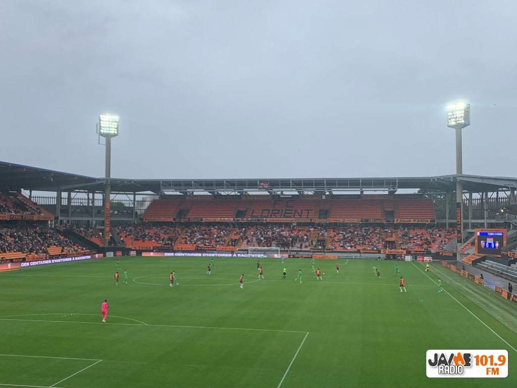 Le FC Lorient lance son année centenaire avec un maillot hommage à son histoire. Match nul face à Osasuna et mercato encore en cours.