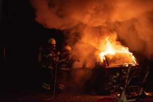 Lorient : une voiture détruite par un incendie en pleine nuit