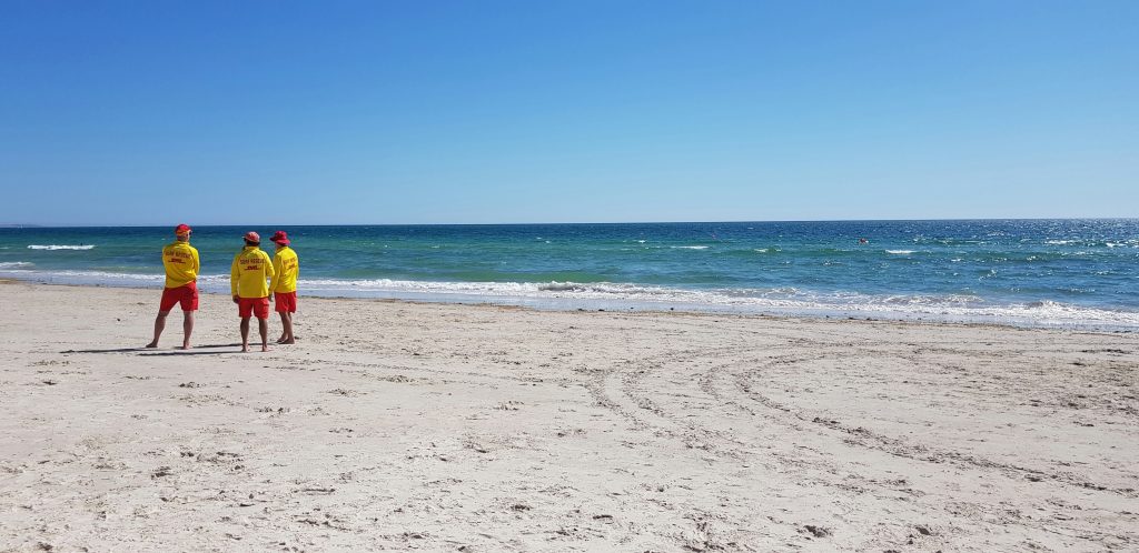 Trois à quatre surveillants de plage assurent la sécurité à Port-Louis. Peu d’incidents en ce début de saison estivale.