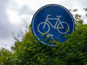 Une nouvelle piste cyclable relie le centre de Plouay à la zone de Restavy. Un projet à 350 000 € pour favoriser les mobilités douces.