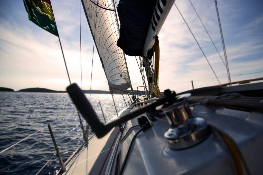 Les 37 skippers et 9 équipages du Globe40 se rassemblent à Lorient La Base avant le départ pour Cadix. Arrivée prévue mi-avril 2026.