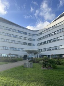 À Lorient, l’association « Dites je suis là » sensibilise au suicide devant l’hôpital du Scorff. Objectif : reconnaître les signes et savoir comment réagir.