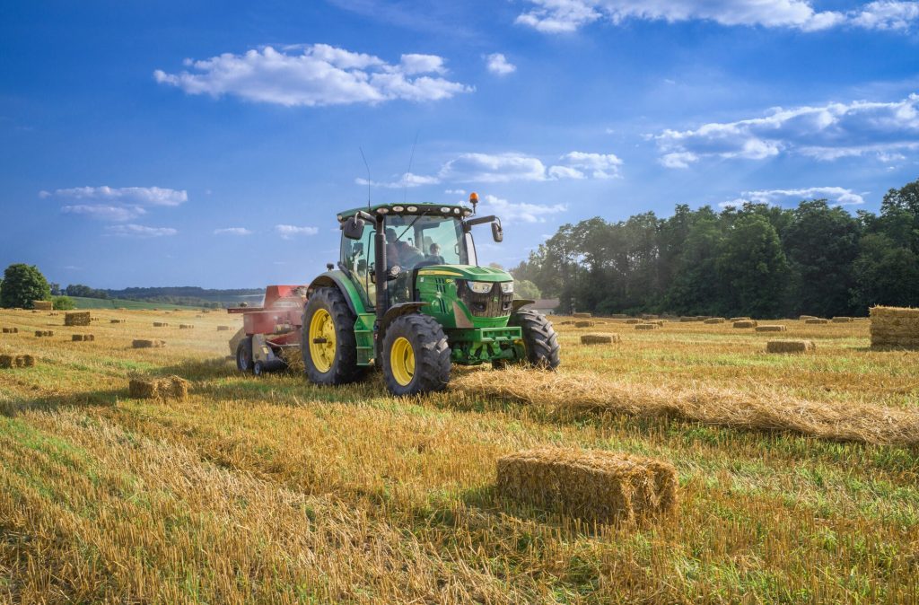 Les agriculteurs bretons protestent contre l’accord Mercosur, dénonçant des importations jugées non conformes aux normes françaises.
