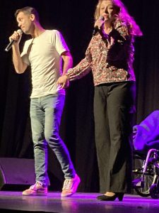 Un grand merci à Félicité Mahot pour sa photo prise lors de la comédie “Je préfère qu'on reste amis” au Théâtre à l’Ouest d’Auray le 1er octobre.