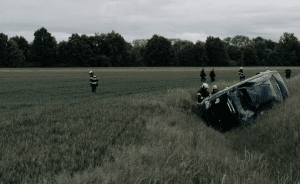 VOITURE DANS CHAMPS
