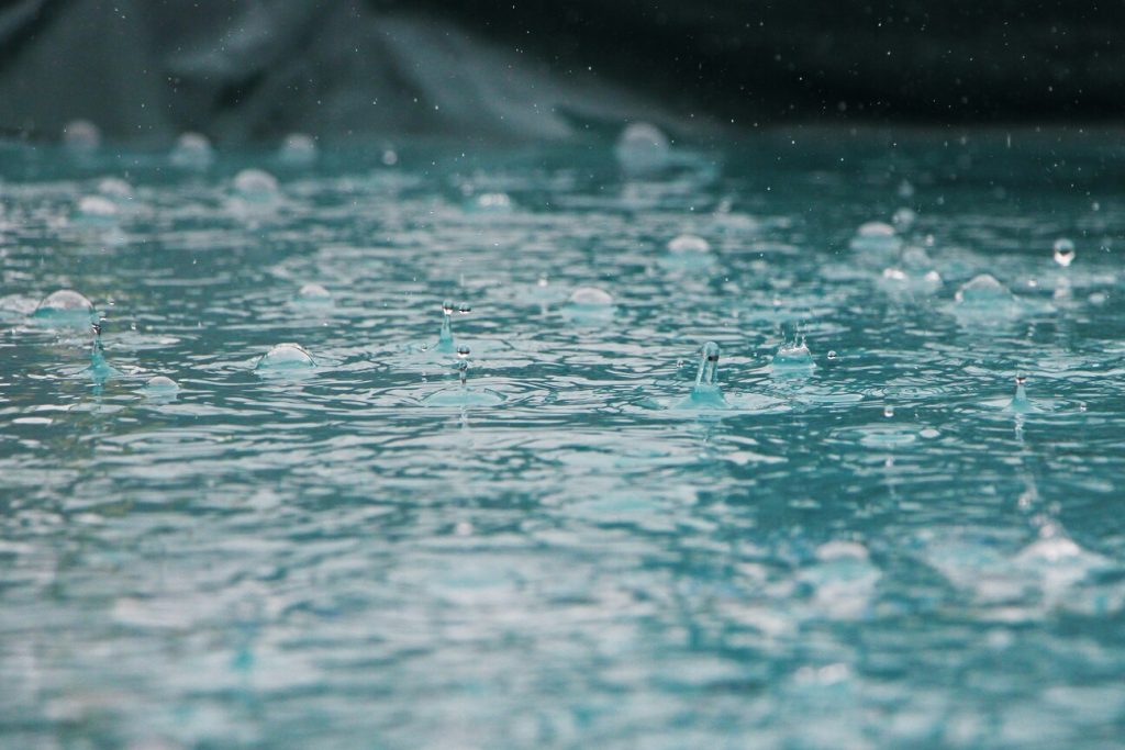 Un capteur et un pluviomètre ont été installés à Quimperlé pour surveiller le ruisseau du Dourdu et prévenir les inondations.