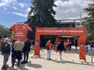 Le FC Lorient s’incline 3-0 à Lens lors de la 11ᵉ journée de Ligue 1. Les Merlus restent 16ᵉ et barragistes avant de recevoir Toulouse dimanche prochain.
