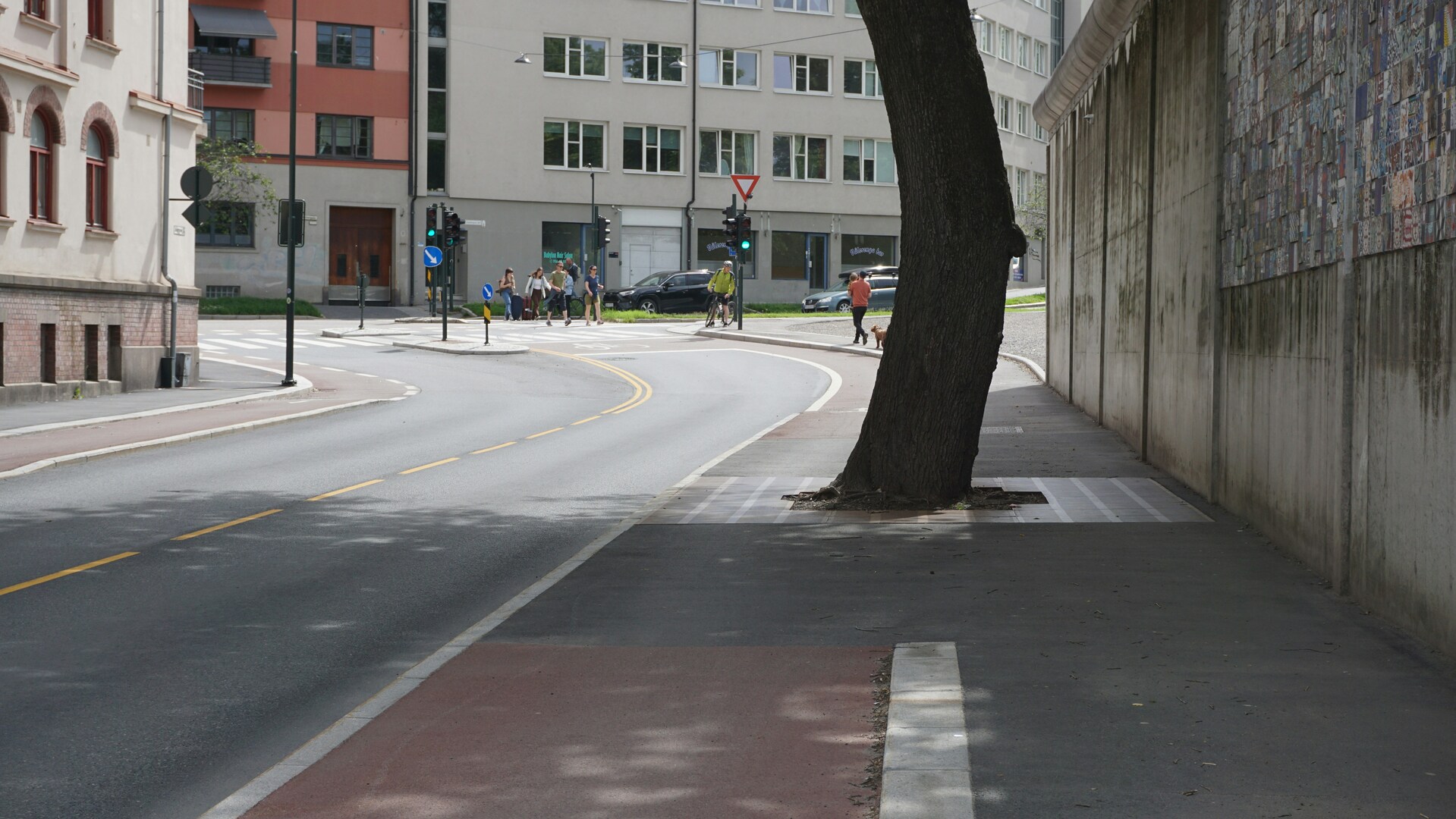 Rue Marcel‑Sembat à Lanester : les passages piétons n’ont pas encore été matérialisés depuis début novembre. Les riverains s’inquiètent pour leur sécurité.