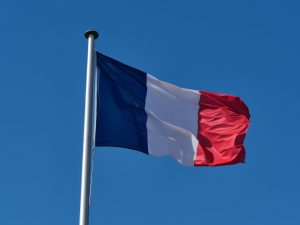 Un drapeau tricolore a été déposé sur le pont ferroviaire entre Lorient et Lanester. La police ouvre une enquête et prévoit le retrait du drapeau.