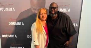 Issa Doumbia séduit le public à Ploemeur avec son spectacle “Monsieur Doumbia”