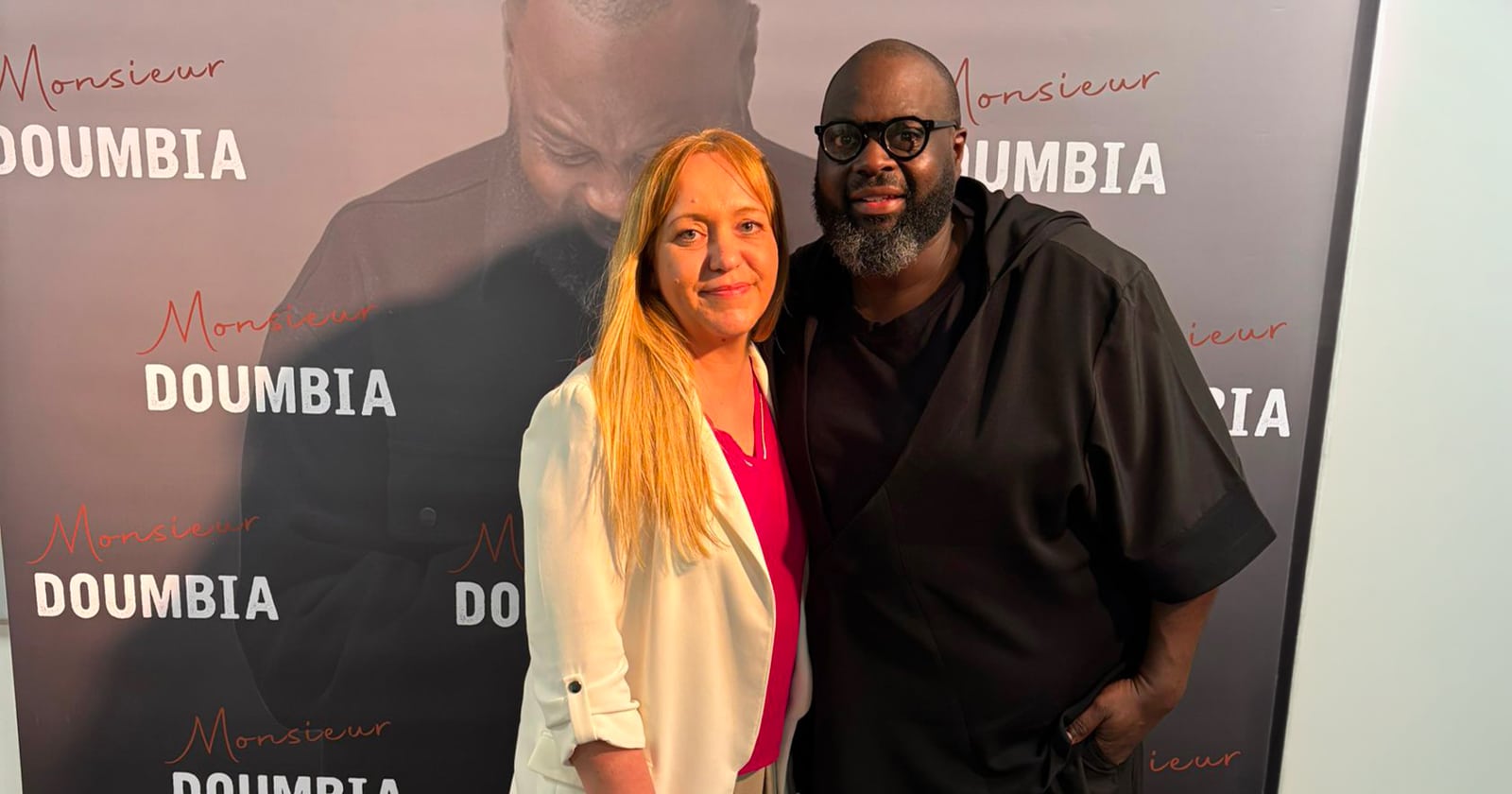 Issa Doumbia séduit le public à Ploemeur avec son spectacle “Monsieur Doumbia”