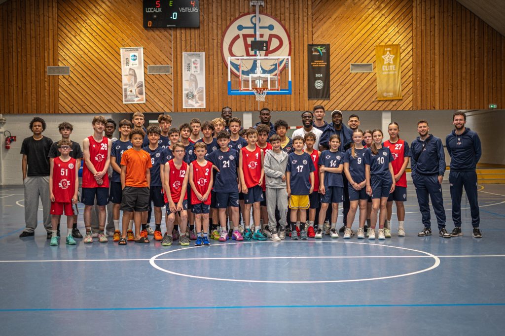 Les joueurs du CEP Lorient Breizh Basket ont encadré les jeunes lors du camp organisé à la salle Brisset à Lorient.
