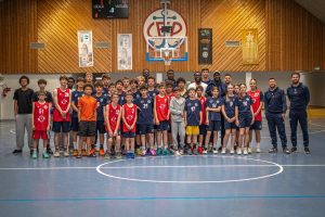 Les joueurs du CEP Lorient Breizh Basket ont encadré les jeunes lors du camp organisé à la salle Brisset à Lorient.