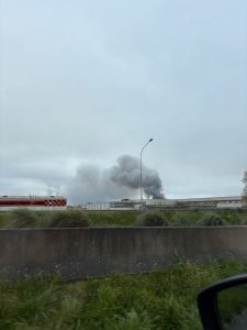 Un important incendie s’est déclaré à Lanester dans la zone de Kerpont. 1 000 m² ont été détruits, une épaisse fumée visible jusqu’à Lorient, sans faire de blessé.