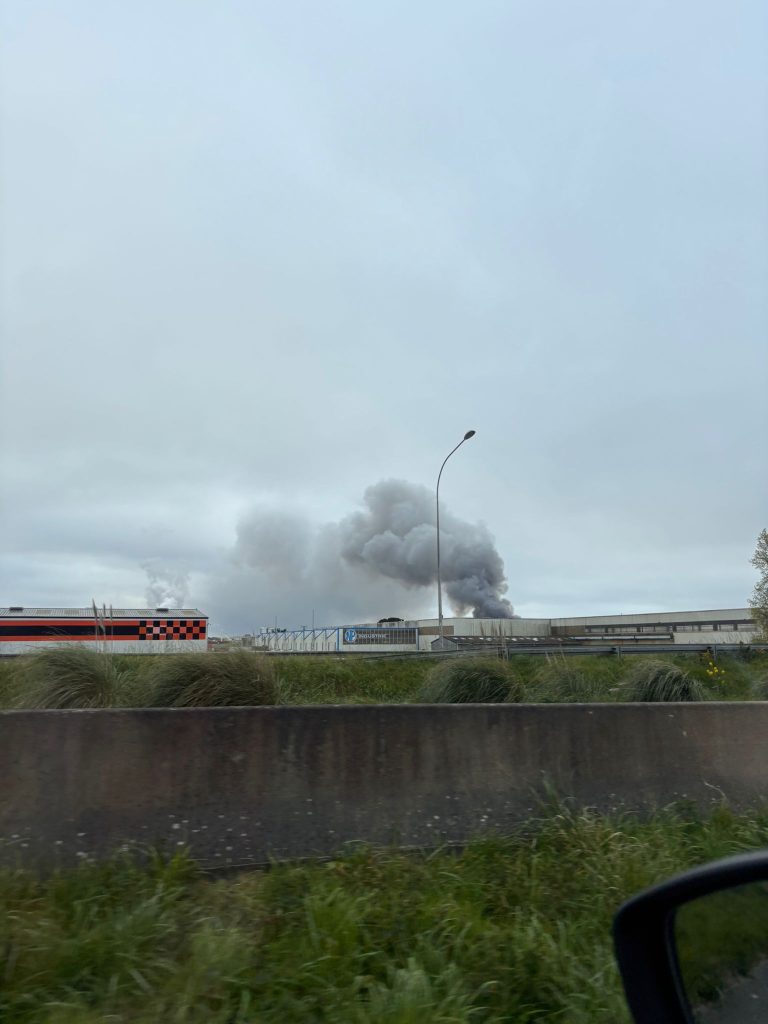 Un important incendie s’est déclaré à Lanester dans la zone de Kerpont. 1 000 m² ont été détruits, une épaisse fumée visible jusqu’à Lorient, sans faire de blessé.