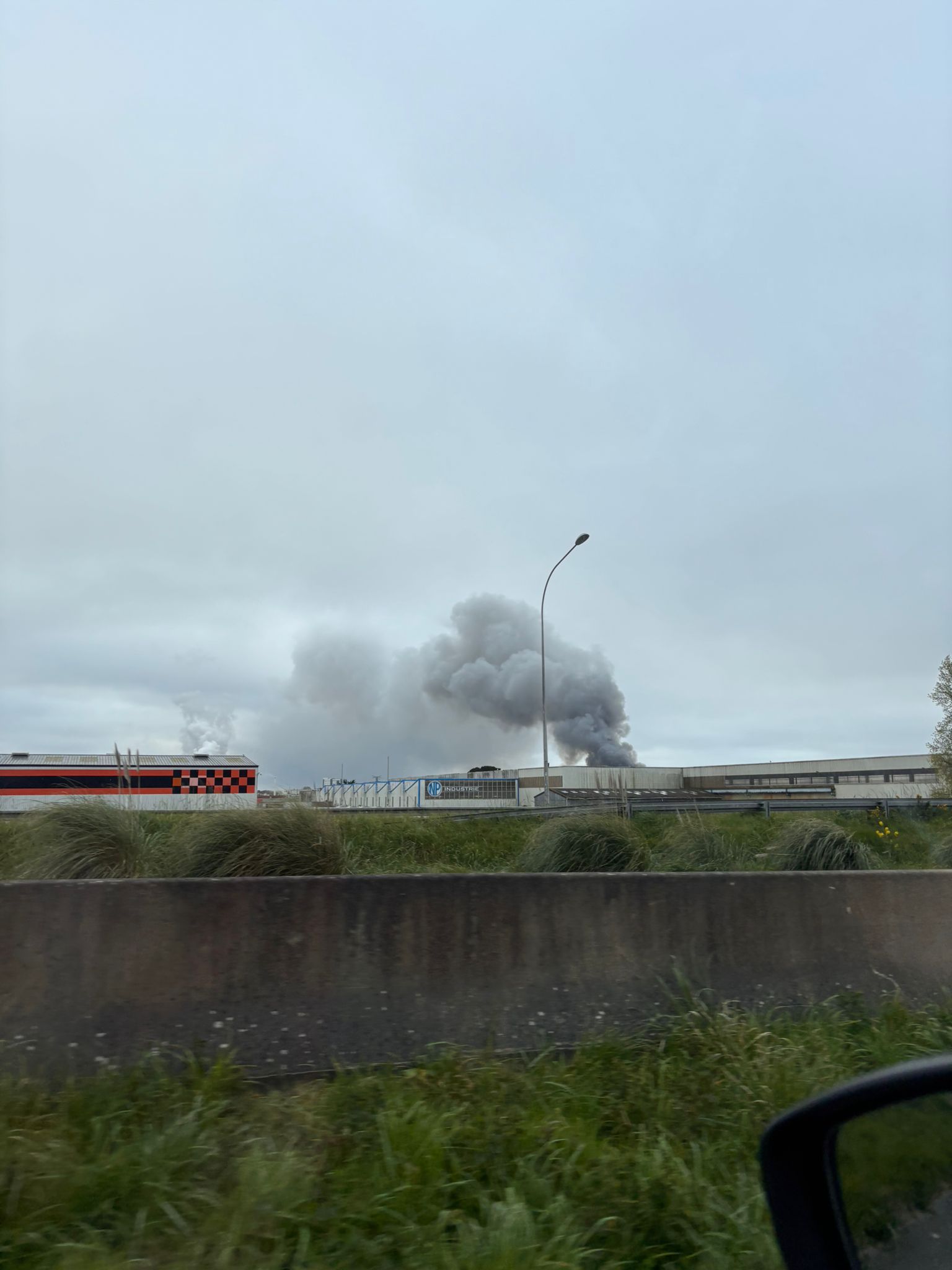 Un important incendie s’est déclaré à Lanester dans la zone de Kerpont. 1 000 m² ont été détruits, une épaisse fumée visible jusqu’à Lorient, sans faire de blessé.