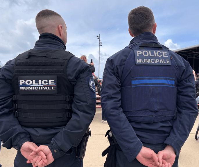 PHOTO LAURIE POLICIERS DE DOS