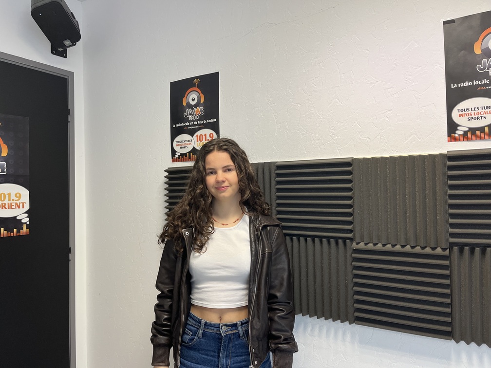 Découvrez Émie, révélation musicale locale, ce jeudi à 19h dans Pousse le son sur JAIME Radio.