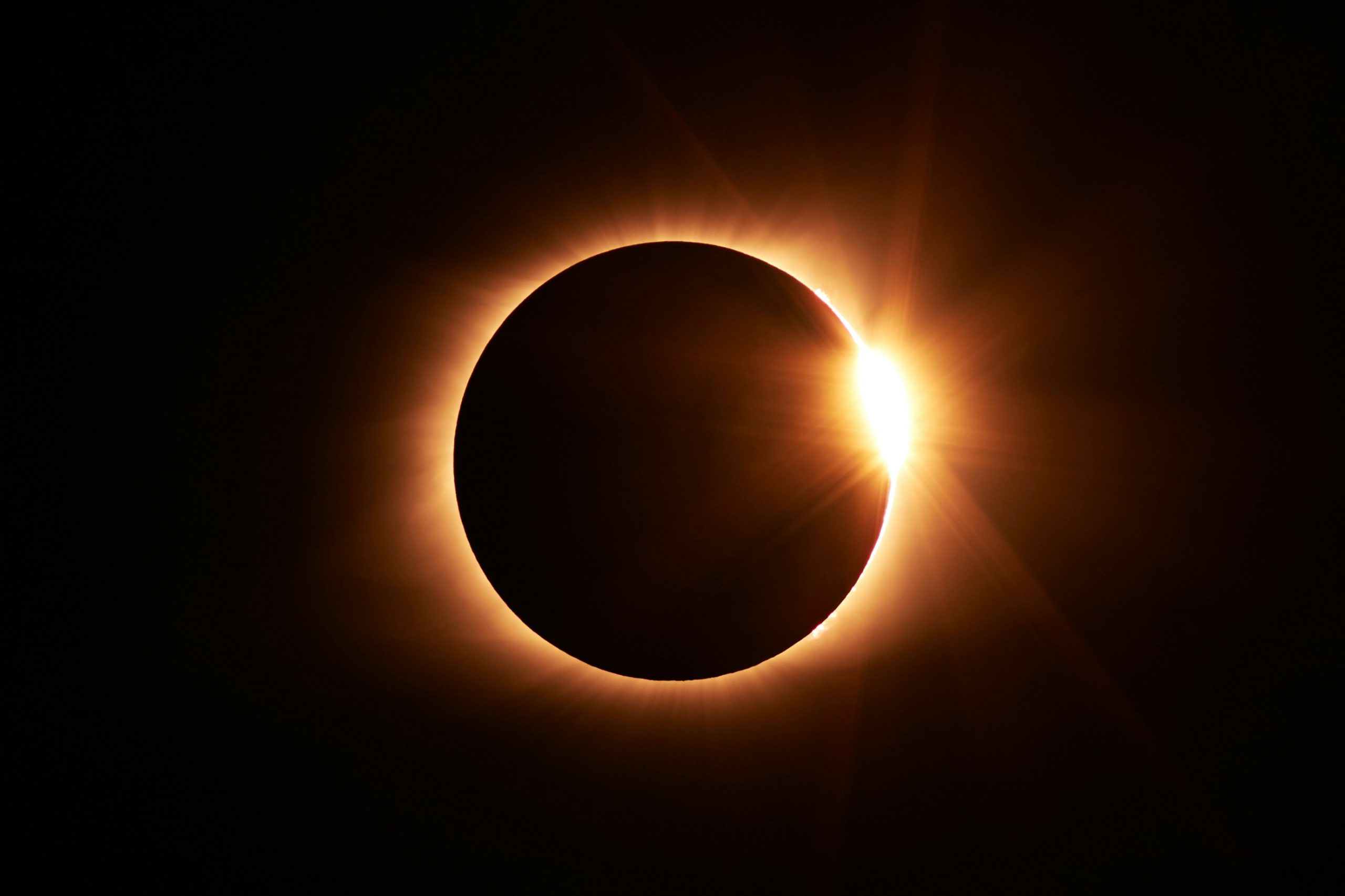 Une éclipse solaire partielle sera visible à Lorient le 12 août. Découvrez les horaires et les précautions à prendre.