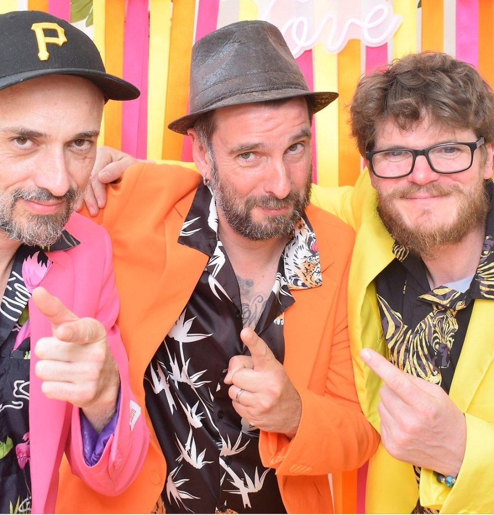 Découvrez MZh Project, le trio décalé composé de trois musiciens de Merzhin, entre reprises, compositions, humour et instruments improbables.