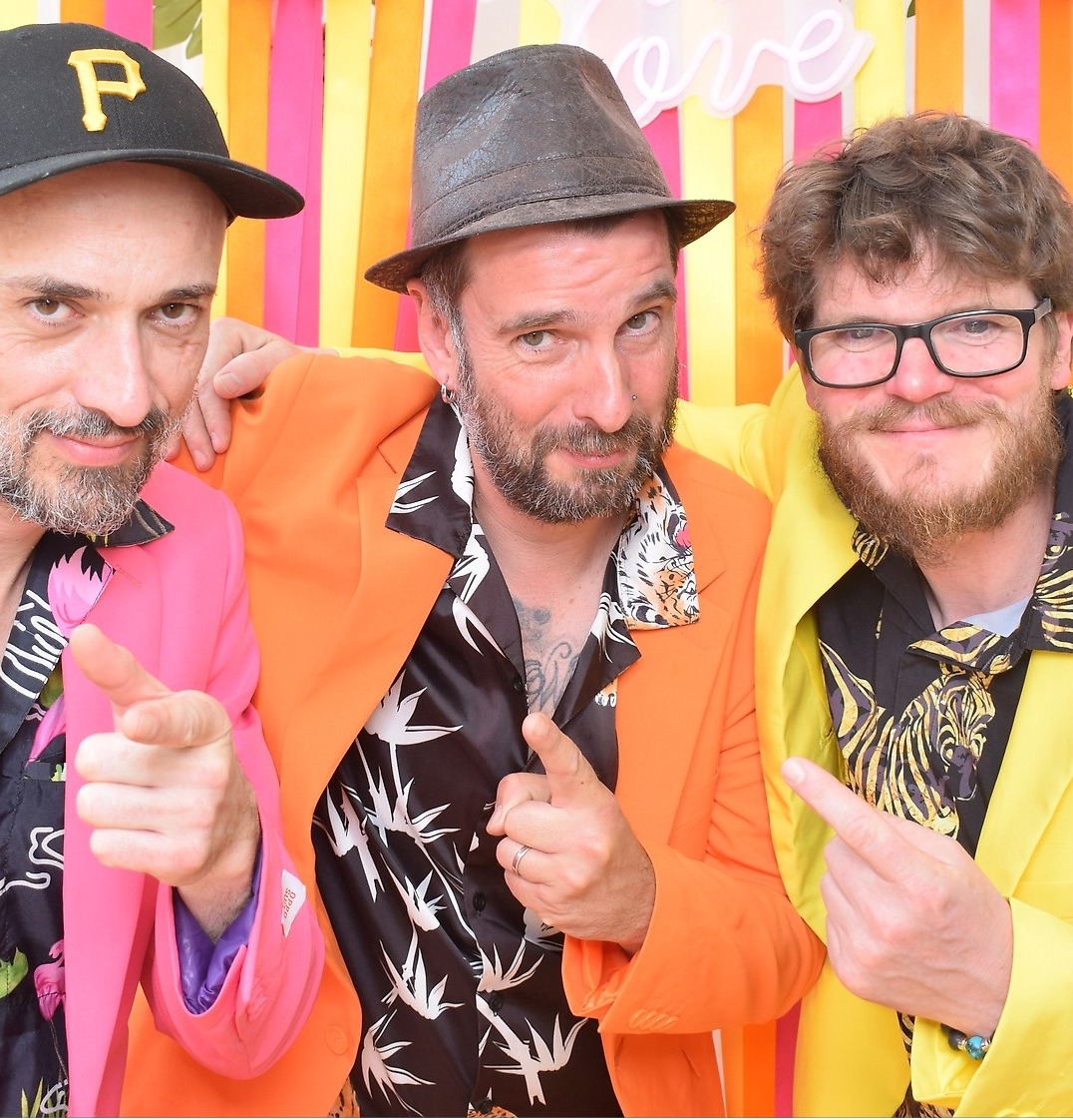 Découvrez MZh Project, le trio décalé composé de trois musiciens de Merzhin, entre reprises, compositions, humour et instruments improbables.