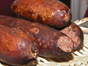 L’andouille de Guémené est menacée par de nouvelles normes sanitaires européennes. Un collectif se mobilise pour défendre sa fabrication traditionnelle.