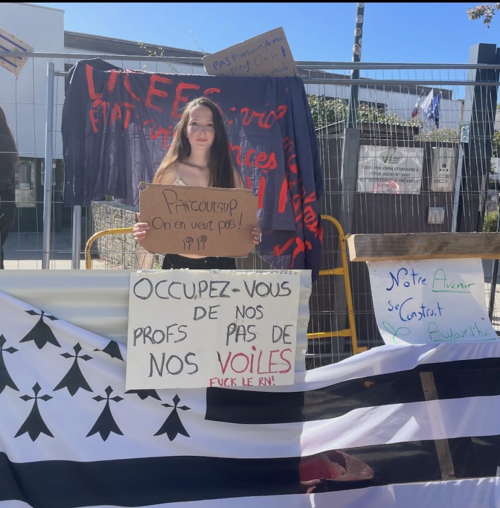 Environ 150 élèves du lycée Victor Hugo d’Hennebont se sont mobilisés ce jeudi 1er octobre pour dénoncer le manque de moyens et les conditions d’apprentissage.