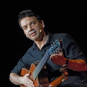 Jean-Félix Lalanne présente le spectacle « Autour de leurs guitares » avec Lynda Lemay, avant leur passage à l’Océanis de Ploemeur le 23 octobre.