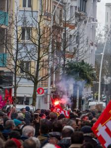 Manif retraites 23 03 2023 cortège fumigène
