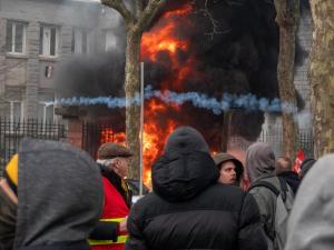 Manif retraites 23 03 2023 feu manifestants violences